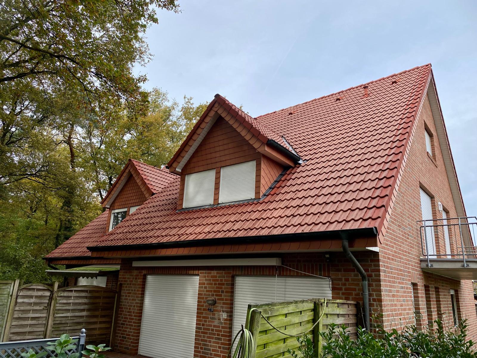 Dachreinigung Dohren Nachher: Das saubere Dach wertet das Haus deutlich auf.
